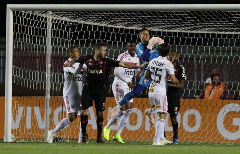 Aguirre admite disputa pelo título brasileiro mais distante do São Paulo