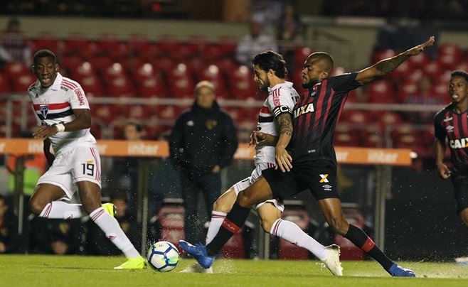 Torcida do São Paulo pede demissão de Aguirre e retorno de Rogério Ceni