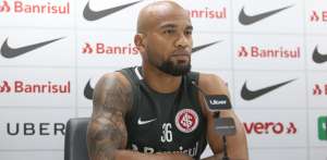 Moledo celebra volta ao Inter após mais de um mês e pede atenção contra o Santos