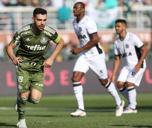 Um pênalti e um chute de longe: gols de Bruno Henrique