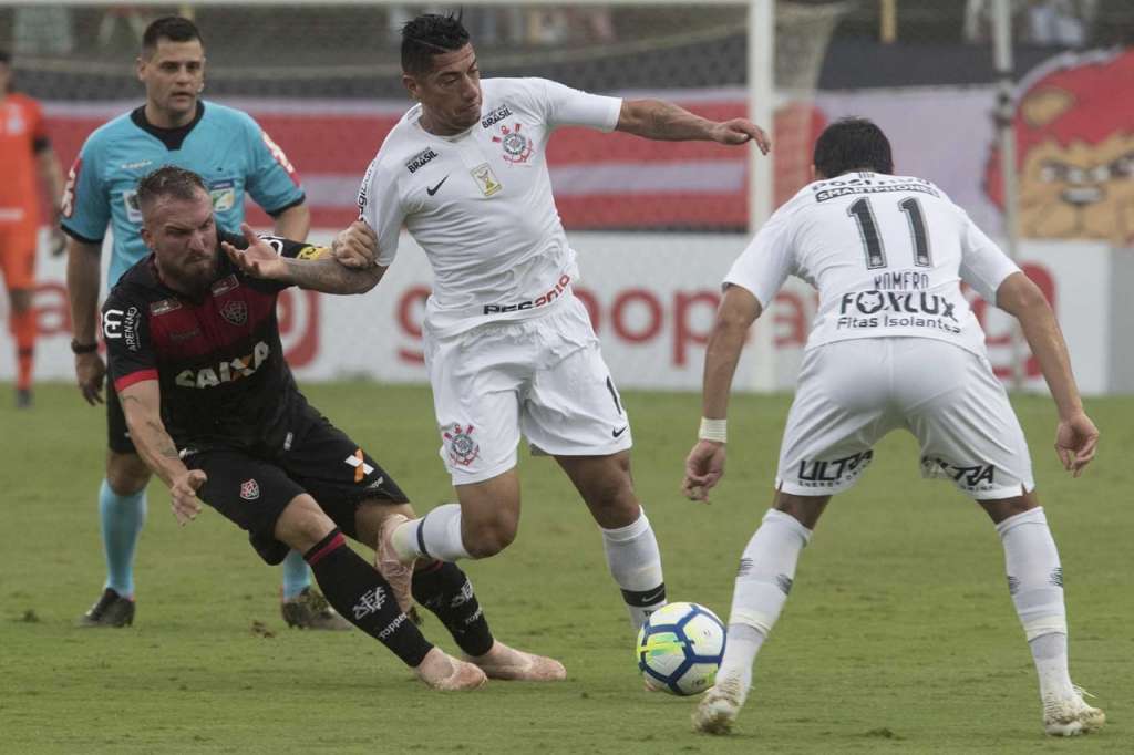 Com Clayson e Roger suspensos, Sheik deve continuar como titular no Corinthians