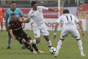 Com Clayson e Roger suspensos, Sheik deve continuar como titular no Corinthians
