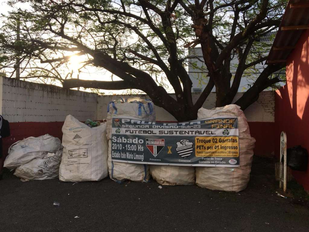 No primeiro jogo da final da Segundona, o Futebol Sustentável foi um sucesso e arrecadou milhares de garrafas pets