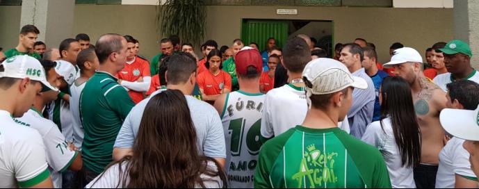 Jogadores ouviram as cobranças dos torcedores na porta dos vestiários do Brinco de Ouro