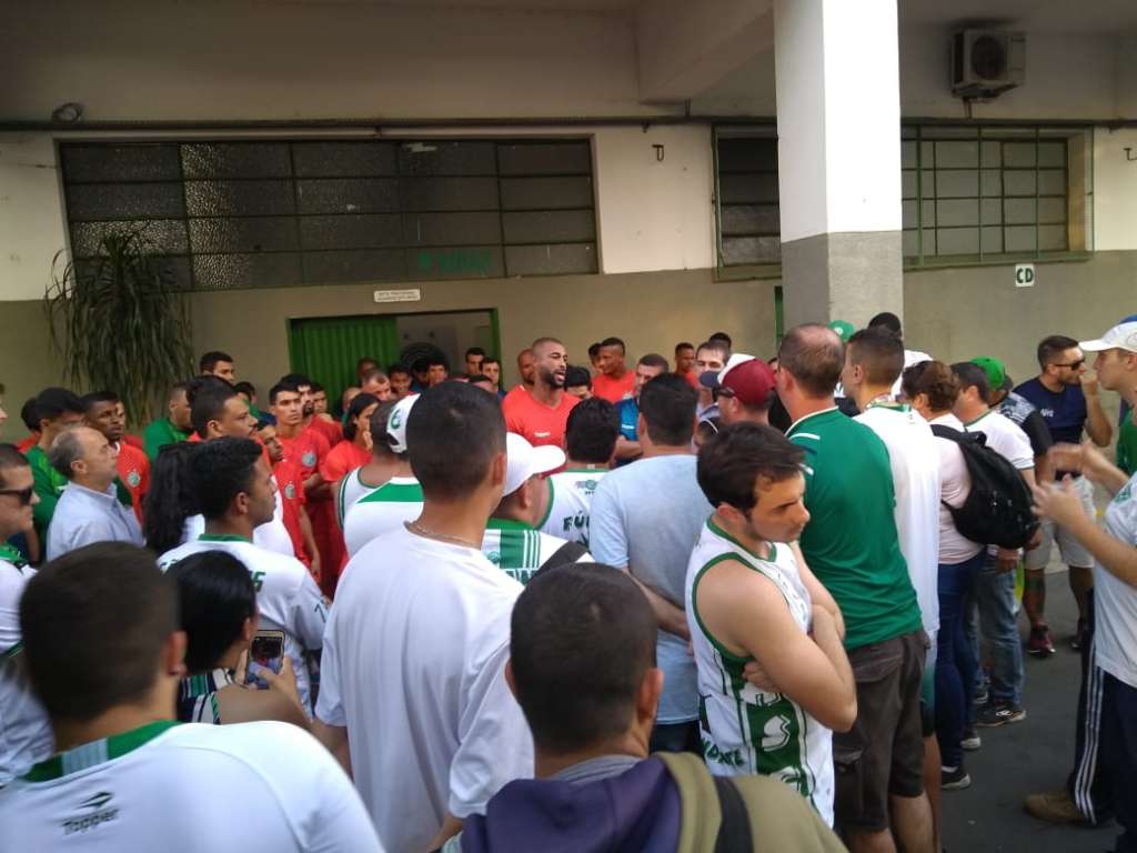 Jogadores do Guarani dialogaram com torcida organizada. (Foto: Reprodução / Instagram)