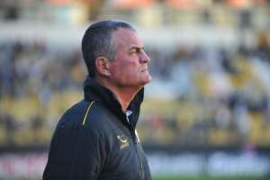 Série B: Técnico do Criciúma elogia arbitragem e culpa seus jogadores por cartões