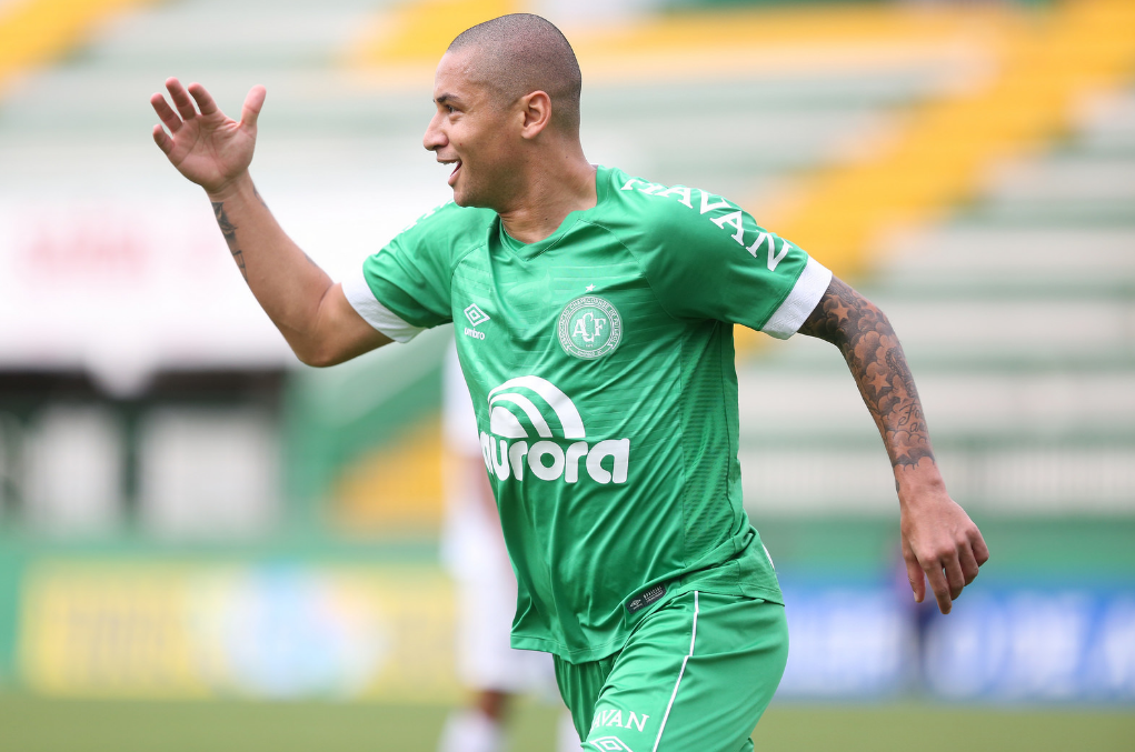 A pedido de Claudinei Oliveira, Chapecoense reintegra Wellington Paulista