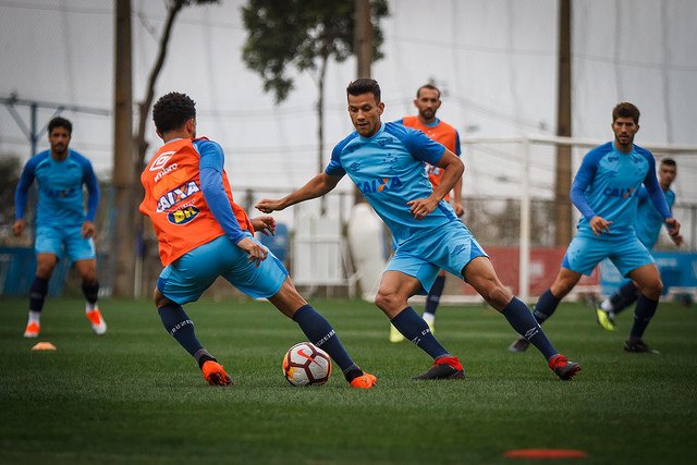 Henrique admite Cruzeiro ‘leve’, mas reforça foco na reta final do Brasileirão
