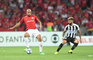 Gabriel exalta boa fase no Santos e comemora empate: 'Foi mérito nosso'