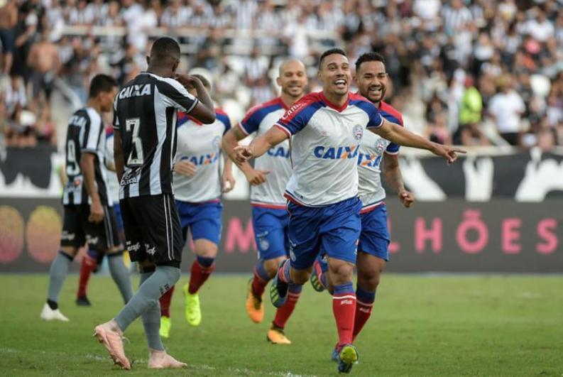 O Botafogo reclama do gol marcado por Edgar Junio, aos dois minutos do segundo tempo, que garantiu a vitória baiana por 1 a 0