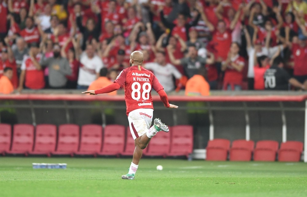 Patrick volta a reclamar de árbitro e se diz na torcida contra os rivais do Inter