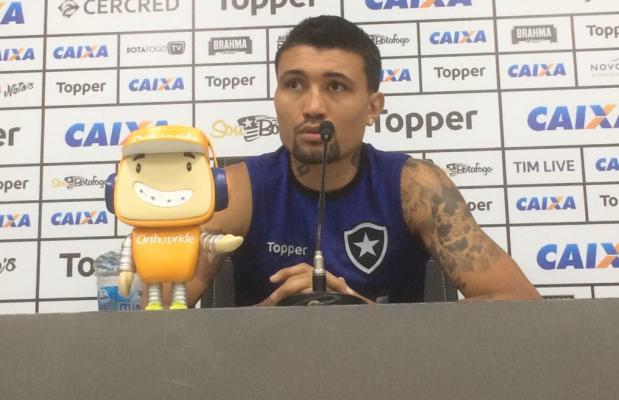 Kieza deu entrevista coletiva nesta terça-feira (Foto: Divulgação/Botafogo)