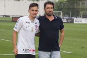 Ex-Mosquito, Gustavo chega ao Corinthians e garante 'talento para fazer gols'