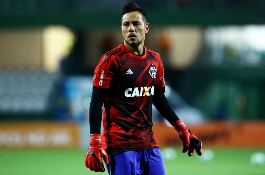 ‘Diego Alves tem contrato e vai cumprir suas obrigações’, diz dirigente do Fla