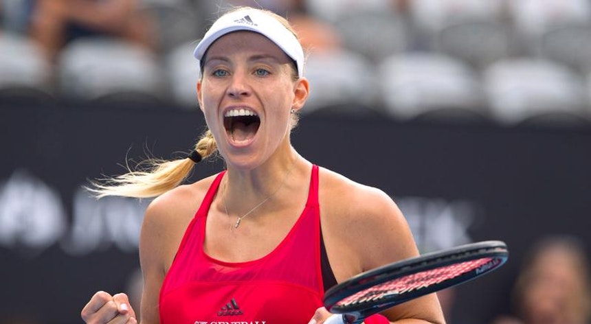 Tênis: Kerber sofre, mas bate Osaka e aumenta a sua chance de avançar no WTA Finals