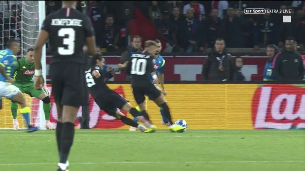 Cavani quase tira Neymar do jogo