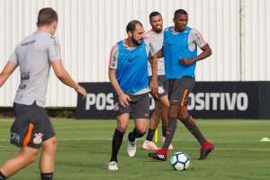 Jadson deixa treino com dores e nova formação é testada no Corinthians