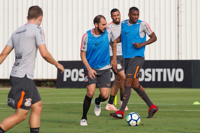 Jadson deixa treino com dores e nova formação é testada no Corinthians
