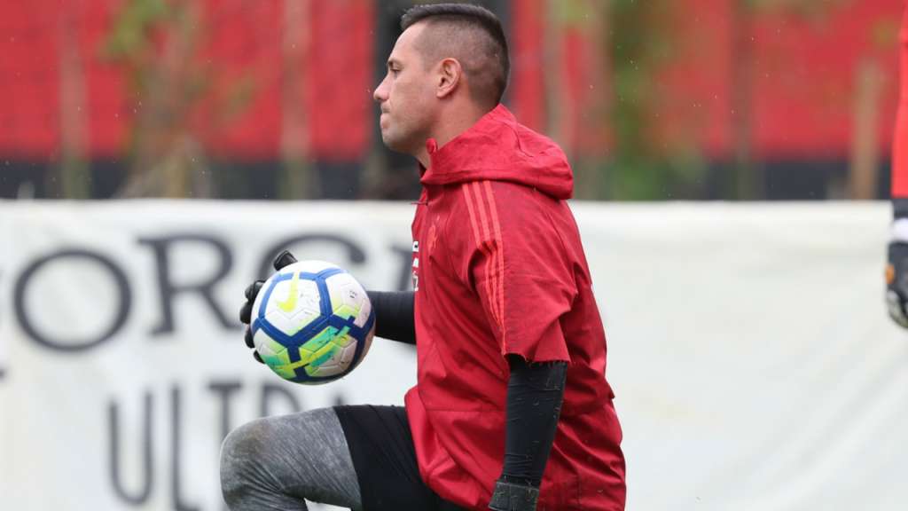 O goleiro Diego Alves treinou normalmente, mas ainda está com o futuro indefinido no Flamengo