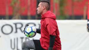 Após polêmica, goleiro Diego Alves treina normalmente no Flamengo