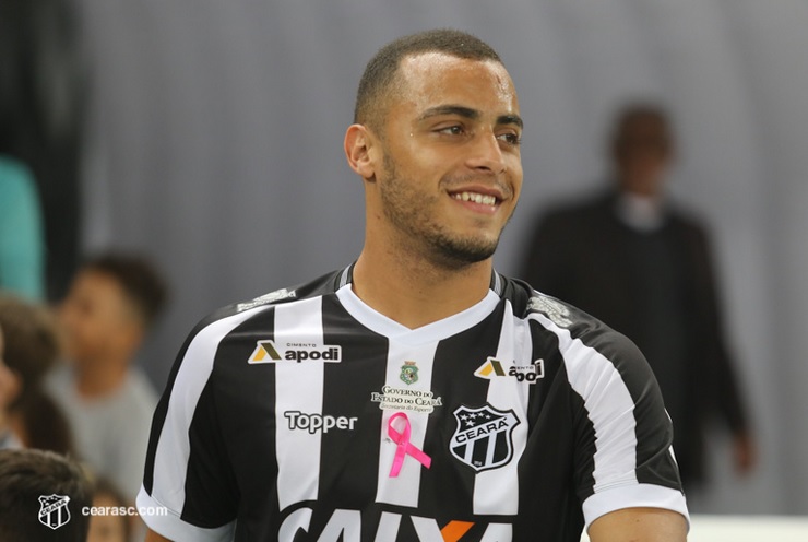 O atacante Arthur Cabral marcou os dois gols da vitória do Ceará sobre o Cruzeiro