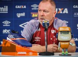 Mano Menezes é obrigado a explicar de novo as ausências de dois titulares no Cruzeiro
