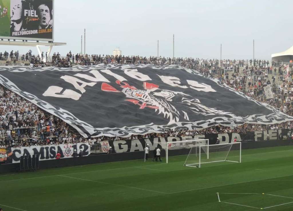 Membros da principal organizada do Corinthians foram cobrar explicações do presidente (Foto: Vinícius Lúcio/Gaviões)
