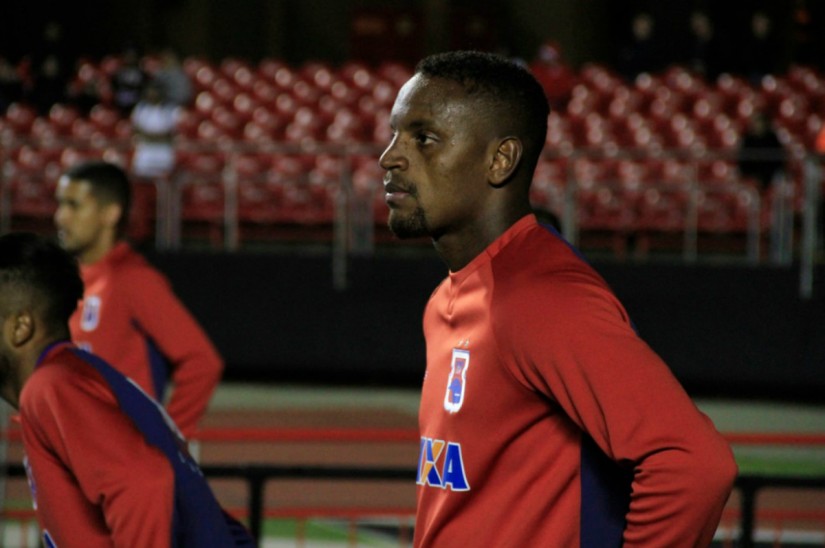 Paraná segue faxina e afasta zagueiro Cléber Reis, além de mais dois