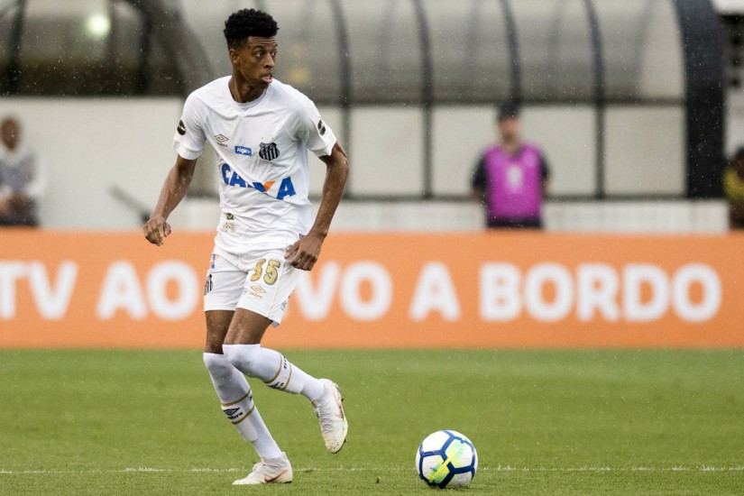 Revelação do Santos, zagueiro pode deixar Vila Belmiro e desembarcar no Corinthians