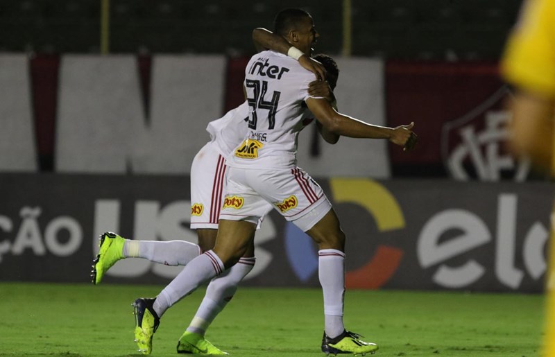 São Paulo derrota Vitória em Salvador
