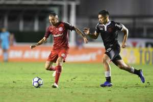 Vascaínos comemoram ponto conquistado e alfinetam Inter: “Estão chorando”
