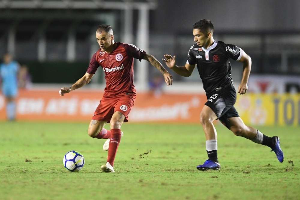 Vascaínos comemoram ponto conquistado e alfinetam Inter: “Estão chorando”