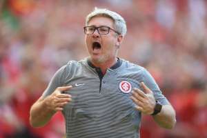 Odair Hellmann reclama de falta não marcada na origem do pênalti