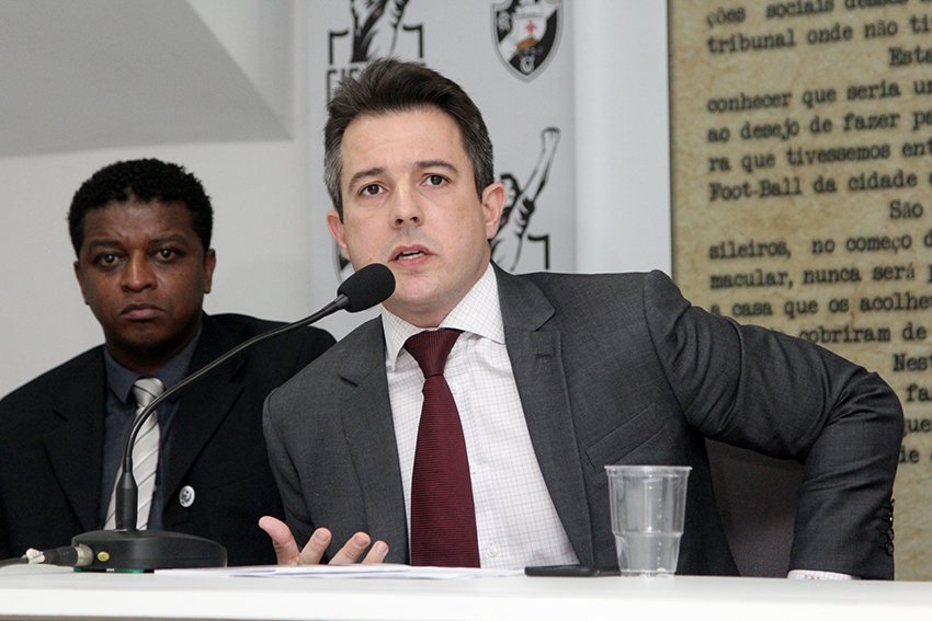 Futebol e política não devem se misturar em campo, diz STJD