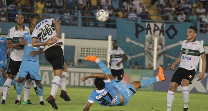 Papão buscou o empate de todas as maneiras, até com uma bicicleta furada. Foto: Fernando Torres