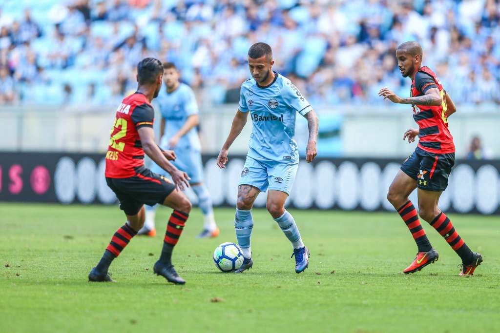 Kannemann e Douglas culpam inexperiência dos reservas do Grêmio por derrota