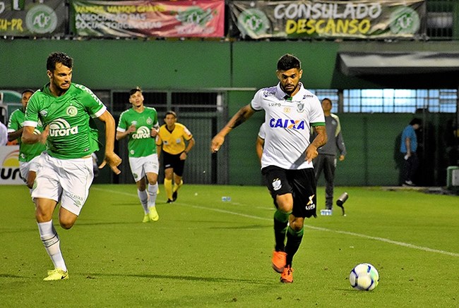 A Chapecoense segue na zona de rebaixamento, mas colou no América-MG (Foto: Daniel Hott/América)