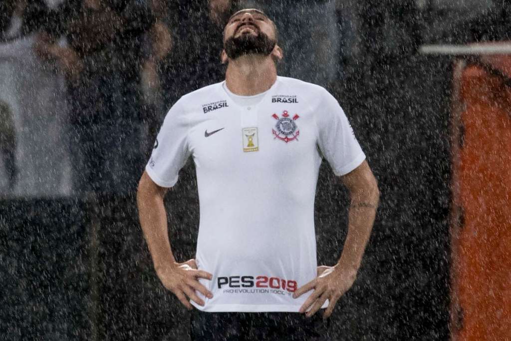 Danilo comemora gols e admite incômodo por jogar pouco no Corinthians