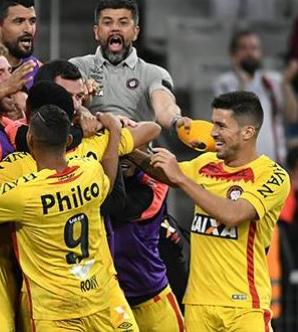 Pablo é abraçado pelos companheiros do Furacão