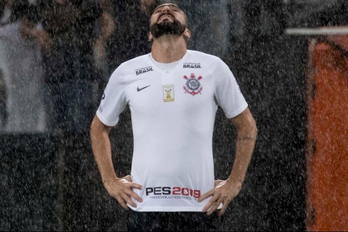 Danilo marcou os dois gols da vitória do Corinthians sobre o Bahia e ajudou o Timão a se distanciar da zona de rebaixamento (Foto: Divulgação/Corinthians)