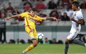 Atlético-PR usa terceira camisa polêmica e é alvo de críticas nas redes sociais