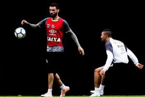 Na mira do São Paulo, Vanderlei tem permanência garantida pelo Santos em 2019
