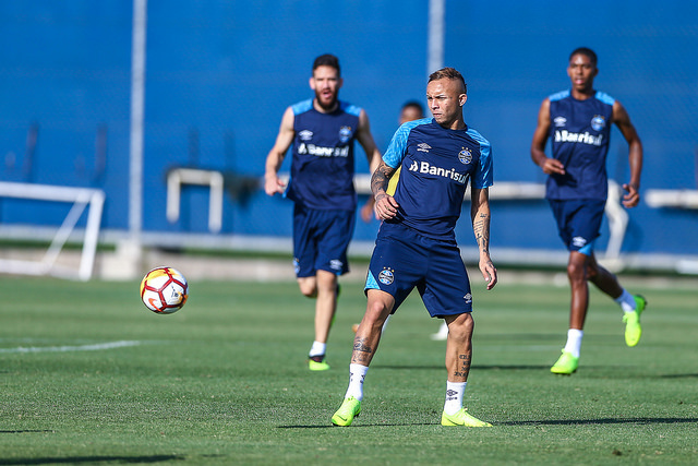 Luan fica fora de treino e deve desfalcar Grêmio contra o River; Everton volta