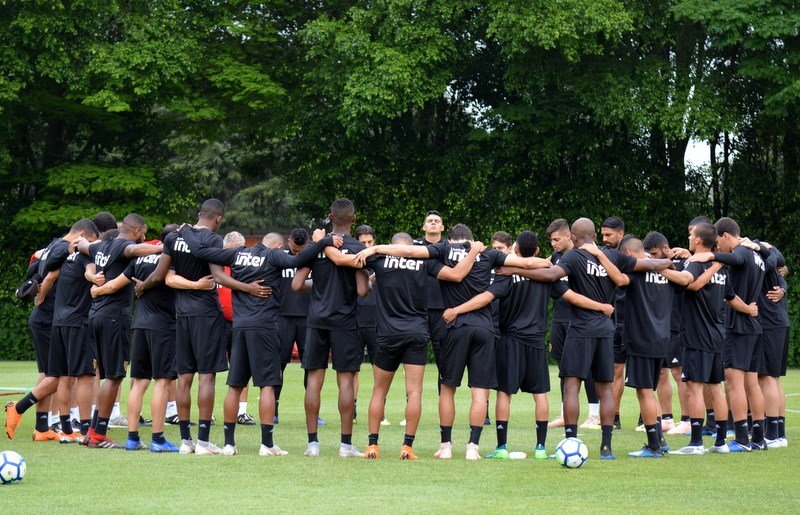 Elenco do São Paulo faz minuto de silêncio a Daniel antes do treino