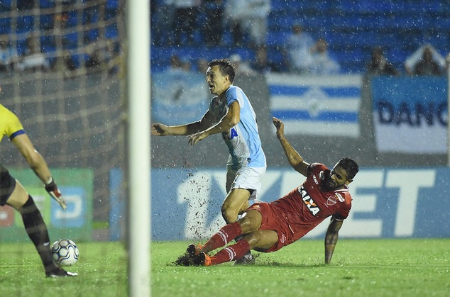 Artilheiro da Série B, o atacante Dagoberto garantiu mais três pontos para o Londrina