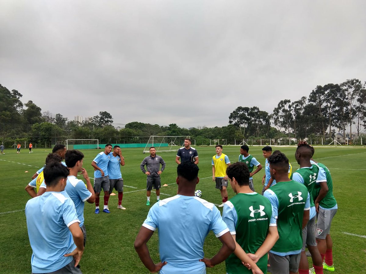 Léo e Gum participam de treino no Uruguai e podem voltar ao Fluminense na quarta