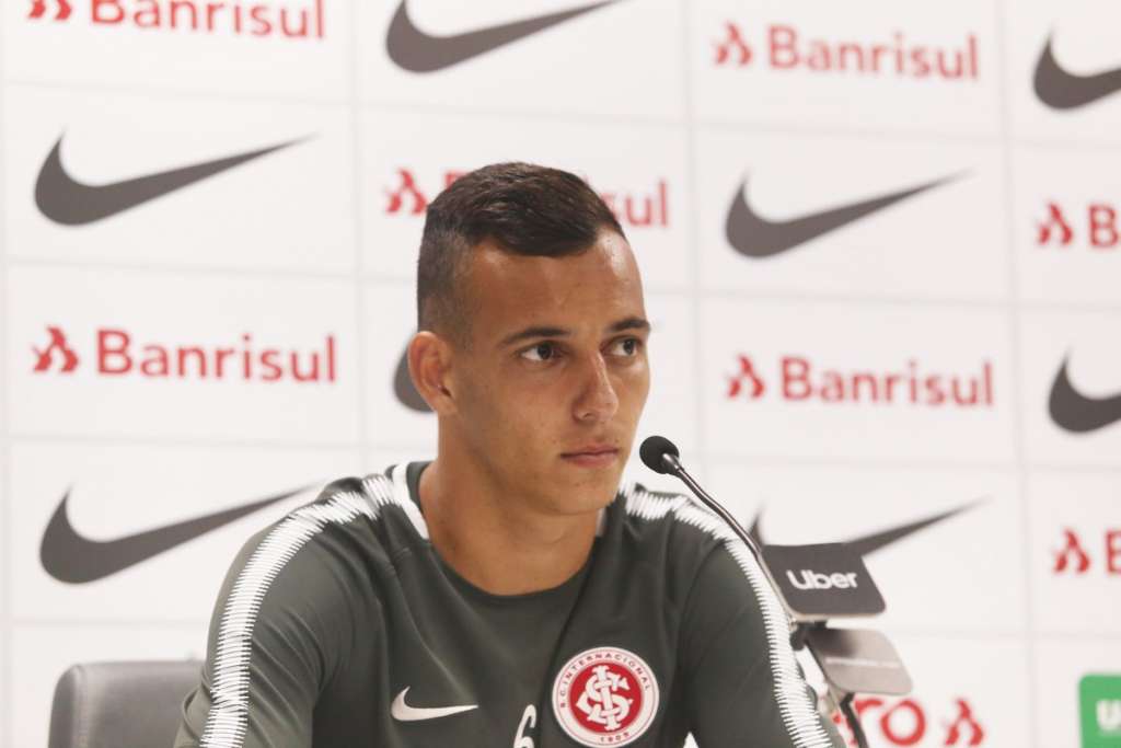 Iago lamenta ausências e aposta na força do Inter em casa para bater Atlético-PR
