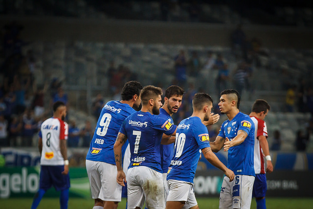 Arrascaeta junto com companheiros do Cruzeiro