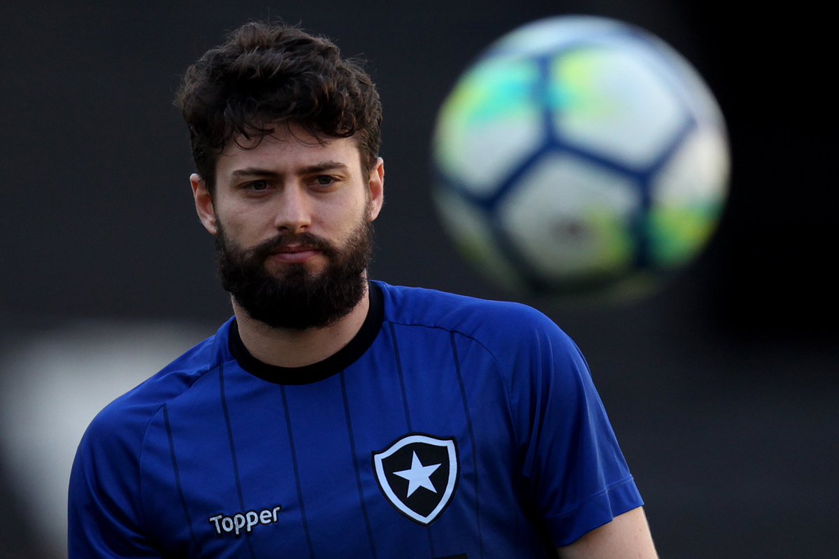 Sete meses após grave lesão, João Paulo admite ansiedade para voltar ao Botafogo