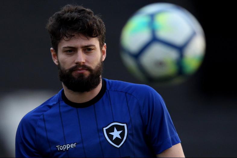 Após grave lesão, João Paulo tenta conter a ansiedade da volta aos gramados (Foto: Divulgação/Botafogo)